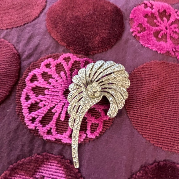 Elegant Silver Feather Brooch with Intricate Detailing - Picture 2 of 8